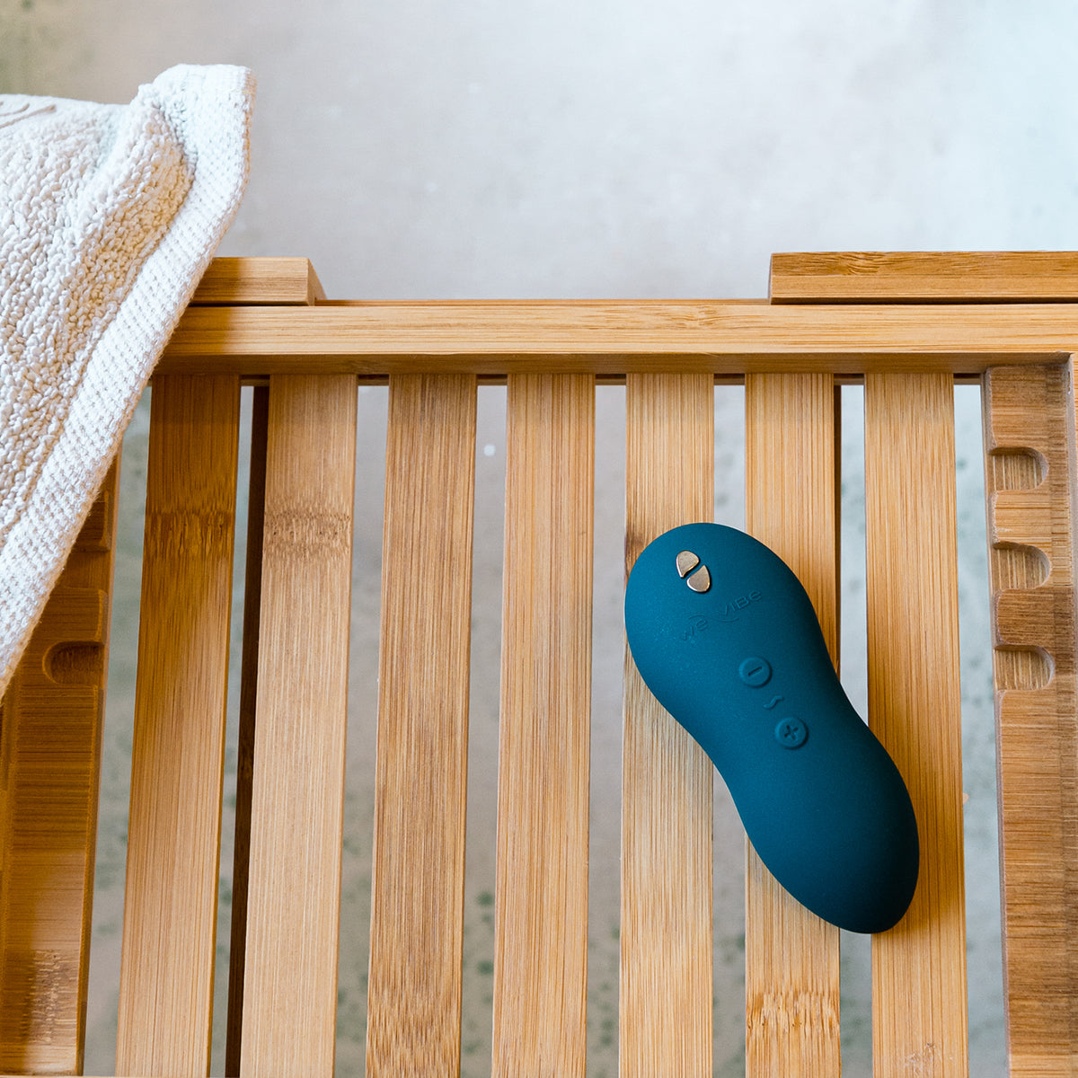 Les favoris de toujours We-Vibe® - Ensemble édition spéciale Masseur vibrant à poser et Vibrateur-balle - Velours/Bleu nuit