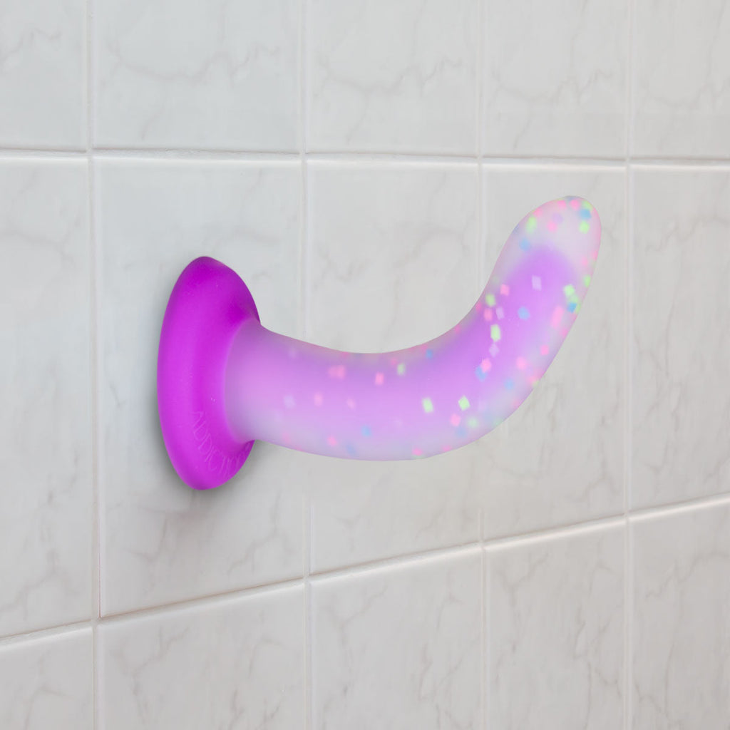 Rave by Addiction - Godemichet flexible phosphorescent de 20 cm - Confettis violets